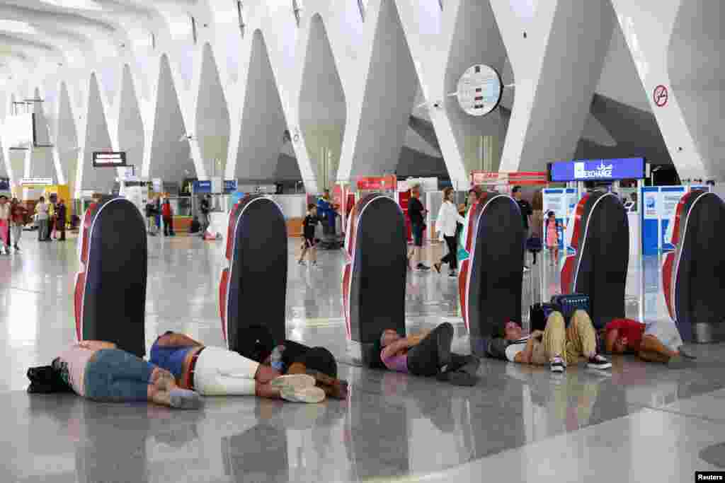 ငလျင်ကြီးလှုပ်သွားချိန် မော်ရိုကိုနိုင်ငံမှာ ရောက်ရှိနေတဲ့ နိုင်ငံခြားသားတွေကတော့ နိုင်ငံထဲကနေပြန်ထွက်ခွာကို လေဆိပ်မှာ လာစောင့်ဆိုင်းနေကြပါတယ်။