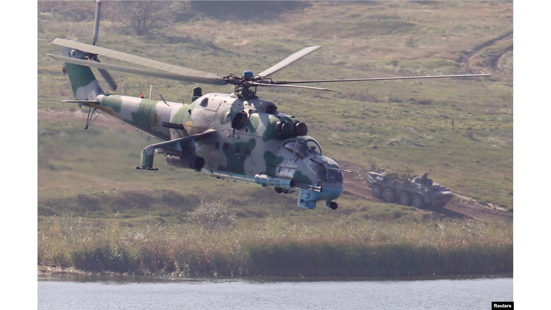 Украинский ударный вертолет Ми-24 во время учений под Житомиром в 2012 году.