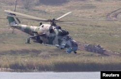 Украинский ударный вертолет Ми-24 во время учений под Житомиром в 2012 году.