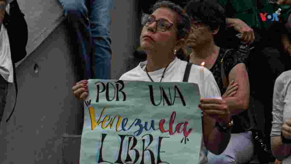 &ldquo;Siento que como venezolana tengo el deber de venir a cada convocatoria y hoy estoy aquí acompañando a cada familia que tiene un familiar preso de manera injusta, en la unión está la fuerza&rdquo;, contó Libert Méndez a la Voz de América.