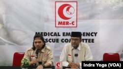 Relawan Medical Emergency Rescue Committee (MER-C) Farid Zanzabil Al Ayubi (kiri) menceritakan kondisi Rumah Sakit Indonesia di Gaza, Palestina kepada wartawan pada Rabu (13/12) di Jakarta. (VOA/Indra Yoga)
