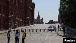 Ljudi stoje u blizini zatvorenog Crvenog trga u Moskvi, Rusija 25. juni 2023.