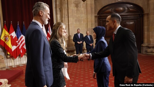 El boxeador venezolano Eldric Sella recibe el Premio Princesa de Asturias al Deporte 2022 como representante del Equipo Olímpico de Refugiados.