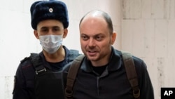 ARHIVA - Opozicioni aktivista Vladimir Kara-Murza stiže na sud u Moskvi u pratnji ruskih policijaca, 8. februara 2023. (Foto: AP)