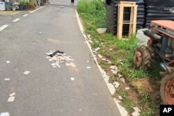 지난달 21일 한국 파주 길위에 북한이 날려보낸 풍선에서 터져나온 쓰레기가 널려있다.