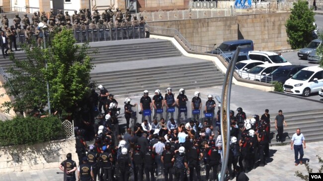 Gerginlik nedeniyle Hakkari kent merkezine çok sayıda asker sevk edildi.