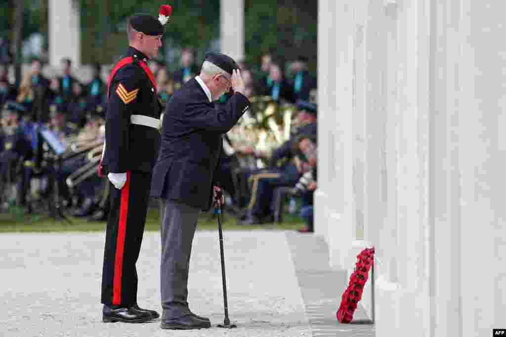 Um veterano do Dia D deposita uma coroa de flores durante cerimónia comemorativa do Ministério da Defesa do Reino Unido e da Legião Real Britânica marcando o 80&ordm; aniversário do desembarque dos Aliados do &quot;Dia D&quot; na Normandia, no Memorial da Normandia Britânica da Segunda Guerra Mundial, perto do aldeia de Ver-sur-Mer, no noroeste de França, 6 de junho de 2024.