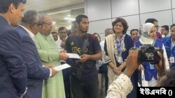 সুদান থেকে ফেরত বাংলাদেশীদের সঙ্গে প্রবাসী কল্যাণমন্ত্রী ইমরান আহমেদ