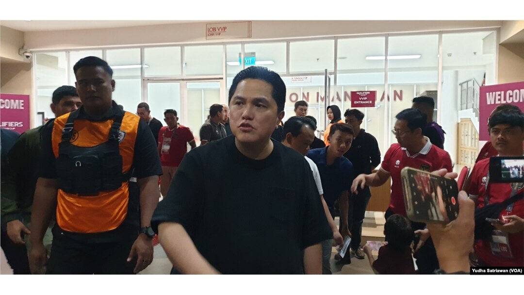 Ketum PSSI Erick Thohir menyaksikan laga perdana timnas Indonesia U23 di Piala AFC U23 grup K di Stadion Manahan Solo, Sabtu (9/9) malam. (Foto: VOA/Yudha Satriawan)