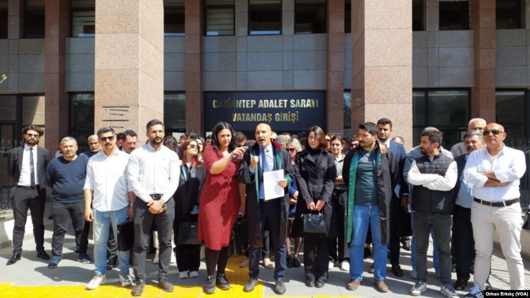 Antep Emek ve Demokrasi Güçleri Platformu ve Gaziantep Barosu da Gaziantep’te yaptıkları basın açıklamalarıyla karara tepki gösterdi.