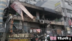 বাংলাদেশের রাজধানী ঢাকার সায়েন্স ল্যাবরেটরি এলাকায় এক বিস্ফোরণে তিন তলা এই ভবনের আংশিক ধসে পড়ে। রবিবার, ৫ মার্চ, ২০২৩। 