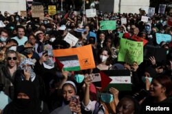 Aksi demo mahasiswa Universitas New York, di New York City, AS, untuk mengekspresikan solidaritas terhadap warga Palestina di Gaza, di tengah konflik yang sedang berlangsung antara Israel dan Hamas, 25 Oktober 2023. (REUTERS/Shannon Stapleton)