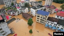 Vista aérea de edificios sumergidos en las inundaciones después de que las fuertes lluvias azotaran ciudades en la provincia de Hunan, China. /Foto tomada el 2 de julio de 2024/cnsphoto vía REUTERS/Foto de archivo