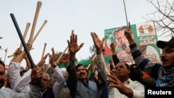 ဖမ်းဆီးဖို့ပြင်ဆင်ခြင်းခံရတဲ့ ပါကစ္စတန်ဝန်ကြီးချုပ်ဟောင်းအီမရန်ခန်း ကိုထောက်ခံသူတွေက သူ့နေအိမ်ရှေ့မှာ သွားရောက်ဆန္ဒဖော်ထုတ်ခဲ့ကြစဉ်။ (မတ်လ ၁၅၊ ၂၀၂၃)