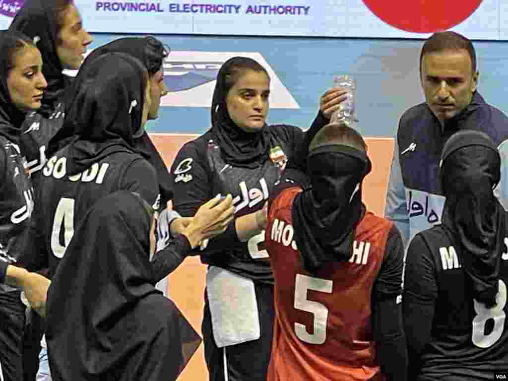 مسابقه تیم‌های ملی والیبال زنان ایران و ژاپن در رقابت‌های قهرمانی آسیا