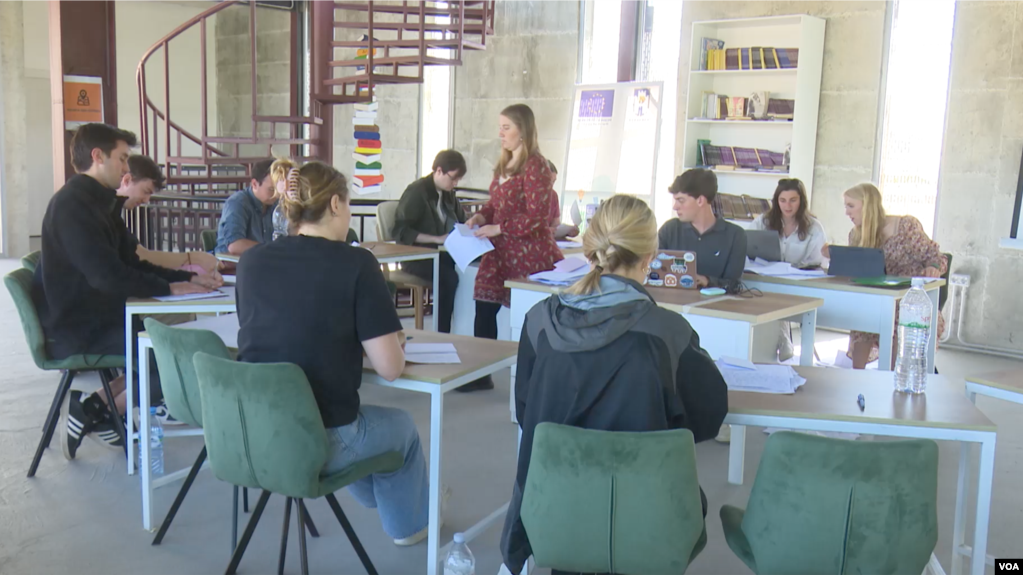 Shqipëri, Vullnetarët e Korpusit të Paqes zhvillojnë në shkolla projektin “WriteOn”
