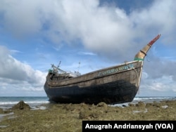 Kapal yang digunakan 139 pengungsi Rohingya mengarungi lautan dan berlabuh di pesisir Le Meulee, Kota Sabang, Aceh. (Foto: VOA/Anugrah Andriansyah)