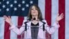 La autora de textos de autoayuda Marianne Williamson pronuncia un discurso ante una multitud al dar inicio a su campaña por la candidatura presidencial demócrata, durante un acto político en Washington, el 4 de marzo de 2023. 