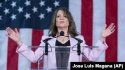 La autora de textos de autoayuda Marianne Williamson pronuncia un discurso ante una multitud al dar inicio a su campaña por la candidatura presidencial demócrata, durante un acto político en Washington, el 4 de marzo de 2023. 