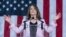 La autora de textos de autoayuda Marianne Williamson pronuncia un discurso ante una multitud al dar inicio a su campaña por la candidatura presidencial demócrata, durante un acto político en Washington, el 4 de marzo de 2023. 