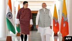 资料照片: 2023年4月4日不丹国王吉格梅·凯萨尔·南杰尔·旺楚克(左)与印度总理纳伦德拉·莫迪在新德里会面