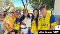 Un grupo de aficionados colombianos posa para la Voz de América en los exteriores del hotel de concentración de la Selección Colombia en Santa Clara, California, el 1 de julio de 2024.