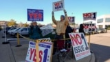 ARCHIVO - La gente se reúne en el estacionamiento de la Junta Electoral del Condado de Hamilton mientras llega para la votación anticipada en persona en Cincinnati, Ohio, el 2 de noviembre de 2023.