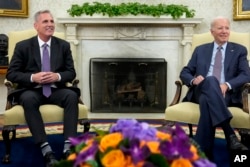 Arhiv - Predsjednik Joe Biden razgovara sa predsjedavajućim Predstavničkog doma Kevinom McCarthyjem o granici zaduživanja u Ovalnoj kancelariji Bijele kuće, 22. maja 2023.