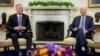 Presiden AS Joe Biden (kanan) bertemu dengan Ketua DPR Kevin McCarthy untuk membahas plafon utang di Ruang Oval di Gedung Putih, di Washington, 22 Mei 2023. (Foto: Alex Brandon/AP Photo)