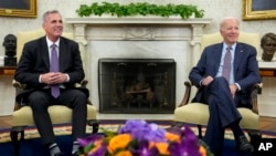 Presiden AS Joe Biden (kanan) bertemu dengan Ketua DPR Kevin McCarthy untuk membahas plafon utang di Ruang Oval di Gedung Putih, di Washington, 22 Mei 2023. (Foto: Alex Brandon/AP Photo)