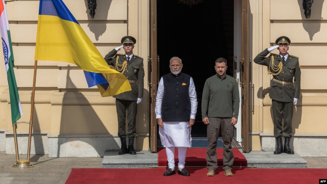 Украинскиот претседател Володимир Зеленски и индискиот премиер Нарендра Моди на влезот од палатата Марински за време на нивната средба, на 23 август 2024 година