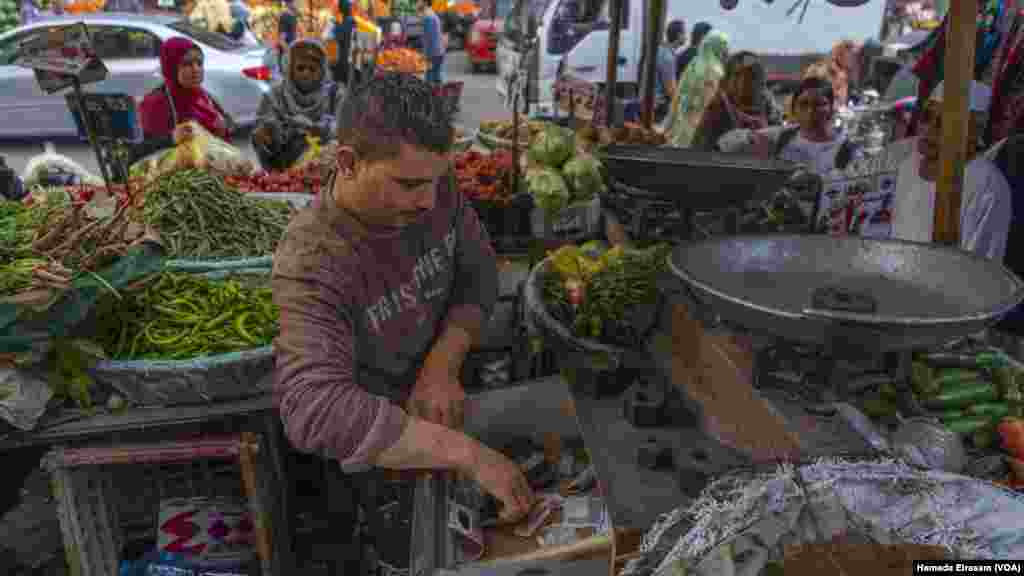 Islam, a father of three whose family has been grocers for decades, says, “The demand for tomatoes and potatoes is higher than other vegetables, because they're still affordable for charity iftars and vulnerable households.” (Hamada Elrasam/VOA)