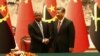 Presidente de Angola, João Lourenço (esq), e Presidente da China, Xi Jinping (dir), cumprimentam-se em Pequim, 15 março 2024