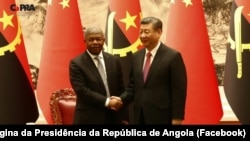 Presidente de Angola, João Lourenço (esq), e Presidente da China, Xi Jinping (dir), cumprimentam-se em Pequim, 15 março 2024