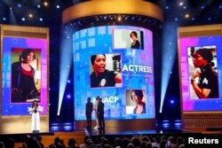 Angela Basset menerima Penghargaan Aktris Luar Biasa dalam Serial Drama di NAACP Image Awards ke-54 di Civic Auditorium di Pasadena, California, AS, 25 Februari 2023. (REUTERS/Mario Anzuoni)