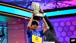 دیو شاہ، اسپیلنگ بی کی انعامی ٹرافی کے ساتھ۔ یکم جون 2023 فوٹو اے پی
