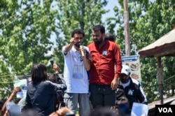 Abrar Rashid, the son of jailed politician Sheikh Abdul Rashid, addresses a gathering in the Budgam district of Kashmir during election campaigning on behalf of his father on May 16, 2024. (Wasim Nabi/VOA)