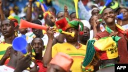 Des supporters maliens encouragent leur équipe lors du match contre le Ghana, Port-Gentil, le 21 janvier 2017.