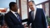 Alfred Mutua du ministère des Affaires étrangères kenyan et le chef de la diplomatie russe Sergei Lavrov.
