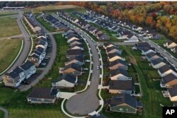 File - Pembangunan perumahan baru di Middlesex Township, Pa., 12 Oktober 2022. (AP/Gene J. Puskar, File)