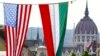 FILE - Bendera nasional Amerika dan Hungaria berkibar di pusat kota Budapest, Hungaria, 21 Juni 2006, dengan latar belakang gedung parlemen. (AP/Alexander Zemlianichenko)