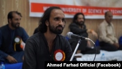  احمد فرہاد، ایک ادبی تقریب میں۔ فائل فوٹو