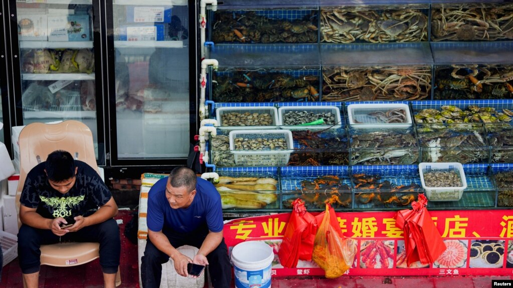 上海一处水产品市场的摊贩正在等待顾客上门。(2023年8月25日)(photo:VOA)