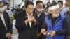 日本首相岸田文雄在東京一個水產品市場時食用福島附近水域打撈的海鮮。（2023年8月31日）