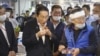 日本首相岸田文雄在东京一个水产品市场时食用福岛附近水域打捞的海鲜。（2023年8月31日）