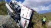 Seorang polisi menyelidiki lokasi kecelakaan mini bus di Chivay, Peru, 20 April 2018. (Foto: Kantor berita Andina via AFP, foto ilustrasi)