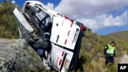 Seorang polisi menyelidiki lokasi kecelakaan mini bus di Chivay, Peru, 20 April 2018. (Foto: Kantor berita Andina via AFP, foto ilustrasi)