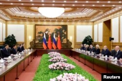 中国领导人习近平(左一)在北京与俄罗斯总理米舒斯京（Mikhail Mishustin）率领的代表团举行会谈。（2023年12月20日）