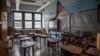 Prazna učionica u osnovnoj školi u Bronksu, u Njujorku (FOTO: (FOTO: AP Photo/Mark Lennihan)