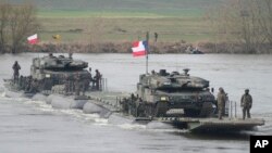 Polşa və digər NATO qoşunları "Steadfast Defender 24" hərbi manevrlərində iştirak edir, Korzenievo, Polşa, 4 mart 2024-cü il.